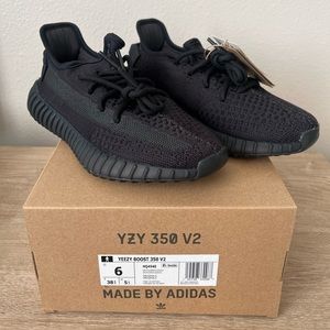 BRAND NEW Yeezy Boost 350 V2 Size 6